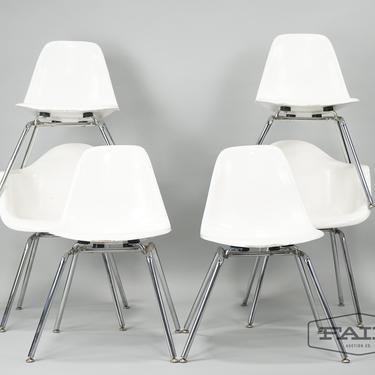 Set of 6 White Molded Chairs with Metal Legs