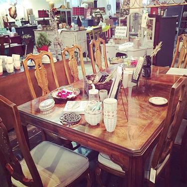 Looking for an AMAZING dining set for this holiday season? This Drexel beauty has 3 leaves and 10 chairs all for just $1200! A steal! Last day of Rough Luxe