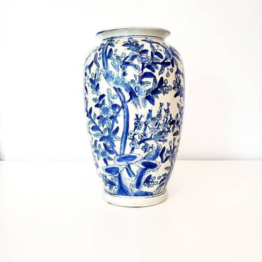 Vintage Blue &amp; White Chinoiserie Art Vase 