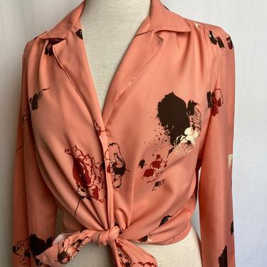 70s peachy-blush tone floral blouse~ slinky long sleeve groovy pattern Sexy secretary button front shirt size Medium 