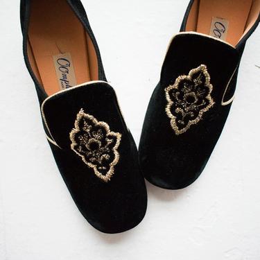 Vintage 1960s Oomphies / Vintage Pilgrim Shoes / Vintage Black Velour Shoes / Vintage Shoes 6 / Vintage Heels / Black and Gold heels 