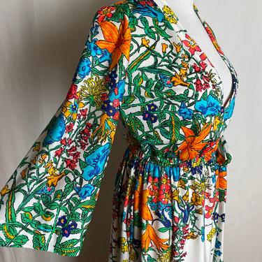 70’s bright colorful botanical print robe~ wrap style dressing gown~ spring flowers~ petite size 1970s boho hippie frock~ 