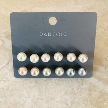 6 pairs of pearl earrings