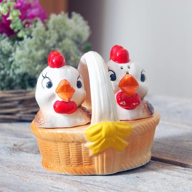 Vintage chicken salt and pepper shakers / baby chicks in a basket salt & pepper shakers / farmhouse decor / vintage farm animal shakers 