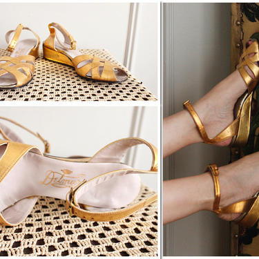 1950s Sandals // Gold Delmar Wedge Sandals // vintage 50s wedges // 7.5M 