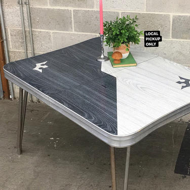 LOCAL PICKUP ONLY ———— Vintage Formica Table 