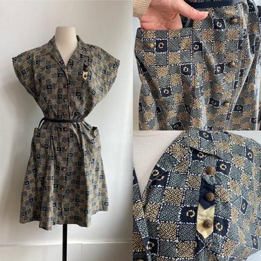 Vintage 50’s COTTON HOUSEDRESS with POCKETS / Cute Gold Buttons + Chevron Detail  X 