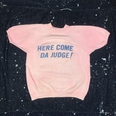 Size S / M Vintage 1960s Here Comes da Judge Pink Short Raglan Sleeve Sweatshirt 