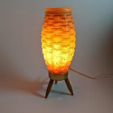 MCM Beehive Basketweave Tripod Tan Lamp Glows Orange Plastic Shade Brass Base Turn Switch Wood Legs Atomic Lighting Vintage Mid Cent Ex Cond 