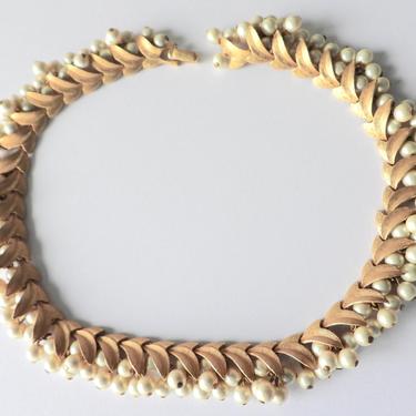 Mid Century Old Fashioned Style Faux Pearl Necklace 