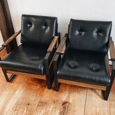 Pair of Mid Century Metal Lounge Chairs, cushioned lounge chairs 