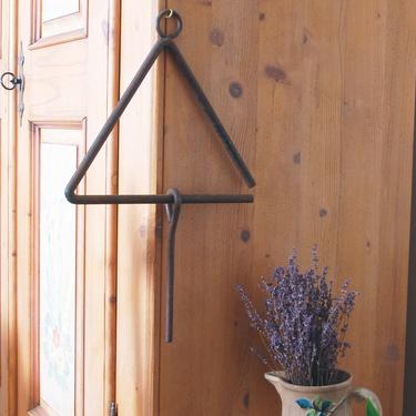 Vintage iron triangle dinner bell / hanging farmhouse dinner bell / vintage cowboy chuckwagon bell / rustic wrought iron country dinner bell 