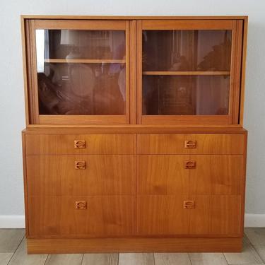 Mid-Century Danish Modern Teak Wood Bookcase / Cabinet . 