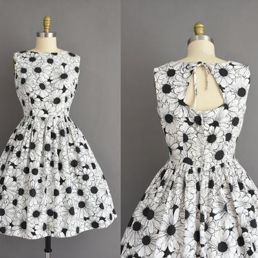 vintage 1950s dress | Black &amp; White Daisy Floral Print Full Skirt Cotton Summer Dress | Medium | 50s vintage dress 