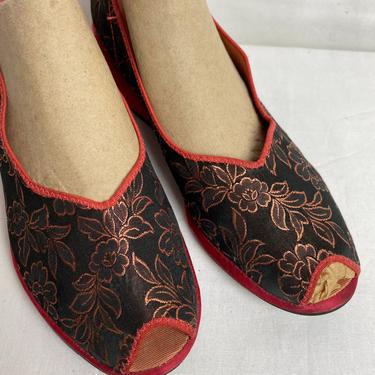 40’s peep toe~ satin platform slipper shoes~ floral brocade red &amp; black~ asian inspired 1940’s pin up rockabilly size XSM 6ish 
