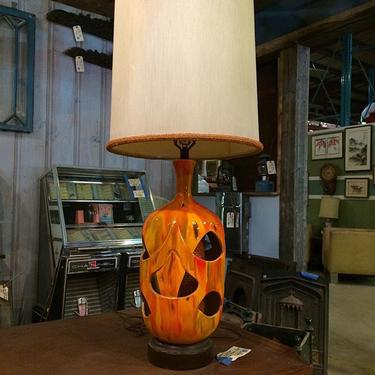 Fabulous mid century modern table lamp. In excellent condition.