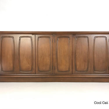 Broyhill Emphasis Walnut Credenza, Circa 1960s - *Please see shipping details before you purchase. 