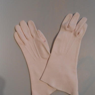 She's A New Debutante - Vintage 1940s 1950s Petal Pale Pink Cotton Gloves - 6 