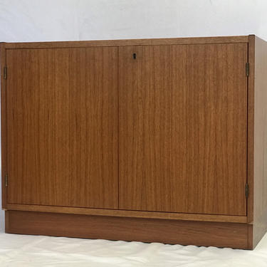 Free Shipping Within US - Vintage Danish Mid Century Modern Record Cabinet Storage Chest Stand with Keys 