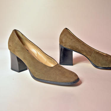 vintage 90s suede heels minimalist olive green black wood stack heel 1990s Nine West neutral minimalism chic shoes 8 8.5 