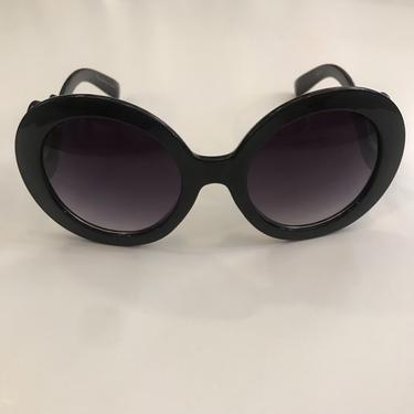 Reserved: Black Frauda Sunglasses