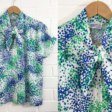 Vintage Abstract Dots Top 70s Button Up 1970s Short Sleeve Cape Cod Match Mates Tie Collar Pussybow Blue Green 16 XL Plus Volup White Blouse 