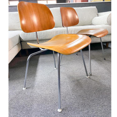 Eames molded plywood dining chair with metal base