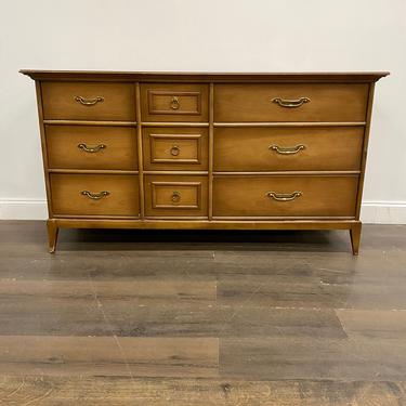 CUSTOMIZABLE: Transitional dresser by Broyhill 