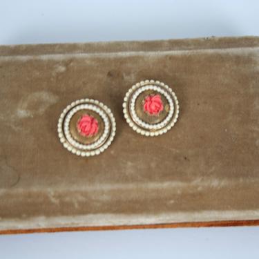 Vintage 50s earrings | Vintage gold tone rose pearl earrings | 1950s round floral resin rose clip ons 