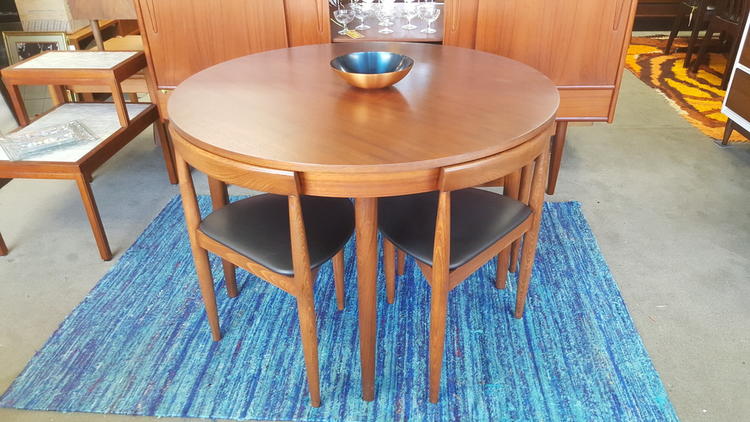 Danish Modern round teak dining table by Hans Olsen for Frem Rojle with 4 chairs