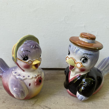 Vintage Kitsch Anthropomorphic Bird Salt And Pepper Shakers, Purple Birds Dressed With Spectacles, Made In Japan 