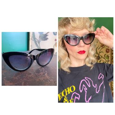 Modern vintage style Oversized Cat-Eye Sunglasses // 50s style repro Sunnies 