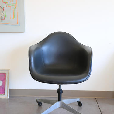 Herman Miller by Eames DAT-1 Office Chair in Black Naugahyde 