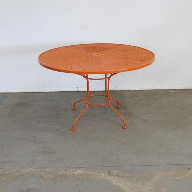 Mid Century Danish Modern Woodard Atomic Orange Sculptura Round Outdoor Iron Dining Table 