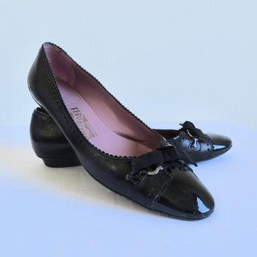 Vintage Salvatore Ferragamo Size 8.5 Black Leather Ballet Flat Slip On Shoe Patent Cap Toe Bow Scalloped Edge Made in Italy Italian Designer 