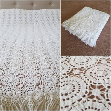 Vintage White Crochet Bedspread ~ Twin Size Fringed Edge Bed Lace Coverlet Blanket ~ Antique Shabby Chic Cottagecore Bedroom Decor 
