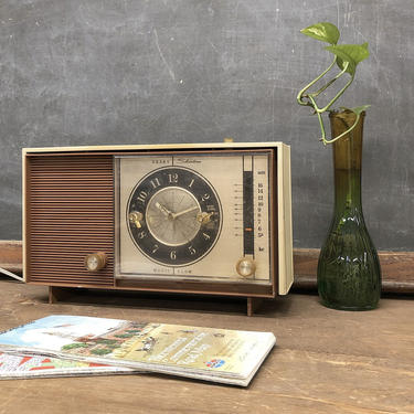 Vintage Sears Clock Radio 1950s Retro Sears Silvertone Magic Glow AM Music Alarm Clock Radio + Bakelite + Plastic Frame + Home Audio Stereo 