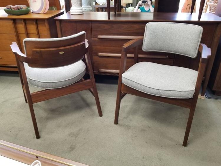 Pair of Mid-Century Modern armchairs with floating backs by Gunlocke