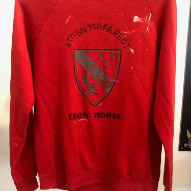 Vintage 80's 4th BN 7th FA REGT Iron Horse sweatshirt. Brilliant Red! L.  4431 