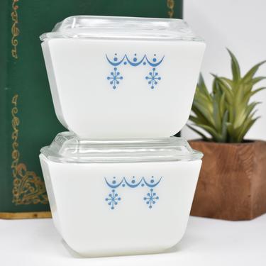 Pair of Snow Garland Pyrex 1.5 C White w Blue Pattern lidded refrigerator box &amp;quot;10&amp;quot; &amp;quot;501 B&amp;quot; lid: &amp;quot;11&amp;quot; &amp;quot;561-C&amp;quot; 