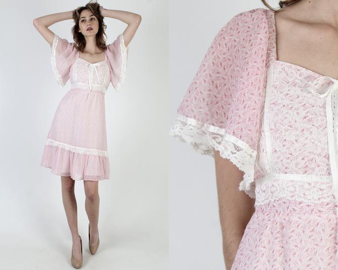 1970s Pink Calico Dress / Lace Trim Dress Flutter Sleeves Dress / Boho Floral Lace Prairie Summer Dress / Flutter Sleeve Country Mini Dress 
