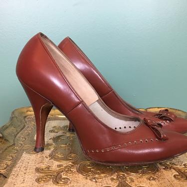 1950s pumps, brown leather heels, vintage shoes, fiancees, size 4 1/2, pointed toe, 50s stilettos, mrs maisel style, rockabilly, spectators 