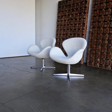Arne Jacobsen Swan Chairs for Fritz Hansen, circa 1960