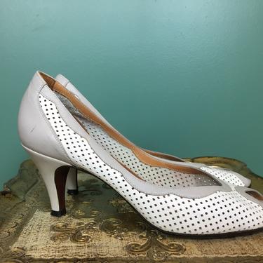 1980s pumps, vintage shoes, gray and white, 80s high heels, size 7, jocelli, ingledews, secretary, perforated dots, scalloped 