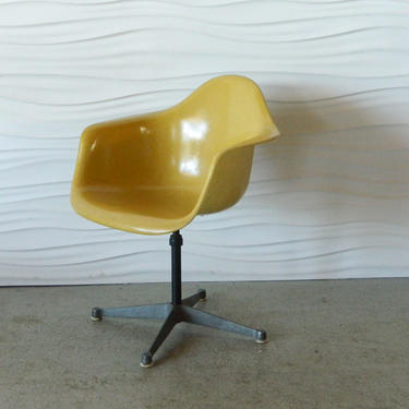 HA-C8053B Vintage Eames Fiberglass Arm Chair