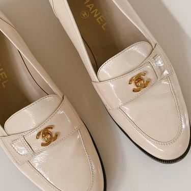 Vintage CHANEL CC TURNLOCK Logo Beige Patent Leather Loafers Flats Driving Shoes Smoking Slippers Ballet Flats eu 40 us 9 - 9.5 