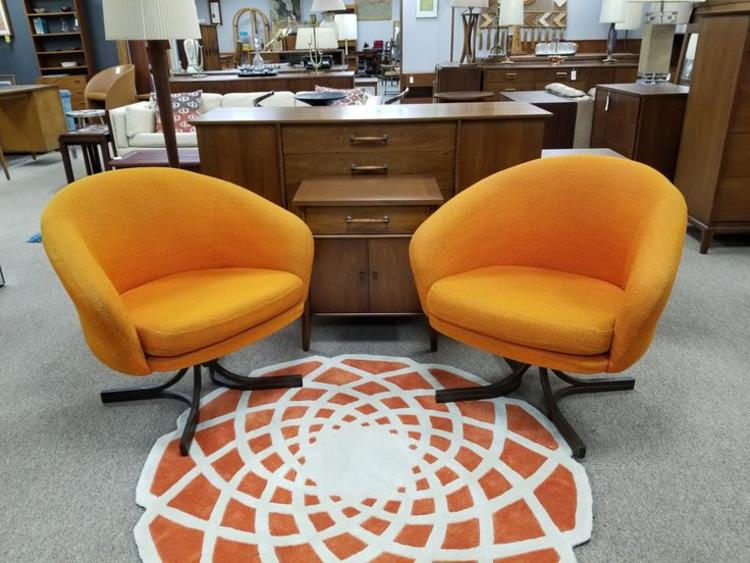                   Pair of Mid-Century Modern swivel chairs by Baumritter