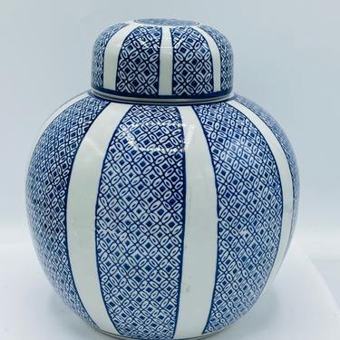 Vintage Chinese Blue And White Ginger Jar With Lid - Excellent Condition 