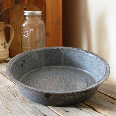 Graniteware pie pan / vintage graniteware pan / vintage enamelware dinner plate / rustic farmhouse kitchen decor / grey metal baking pan 