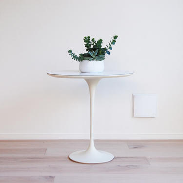 Knoll Eero Saarinen Tulip Oval Side Table 